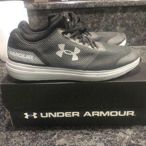 Under Armour mens sneakers size 9.5. NEW